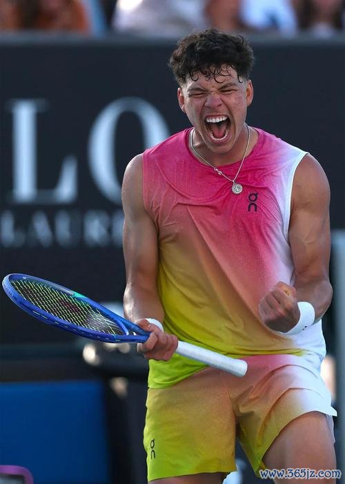 皇冠体育app 谢尔顿现身上海派对 携手网球圈共展运动激情